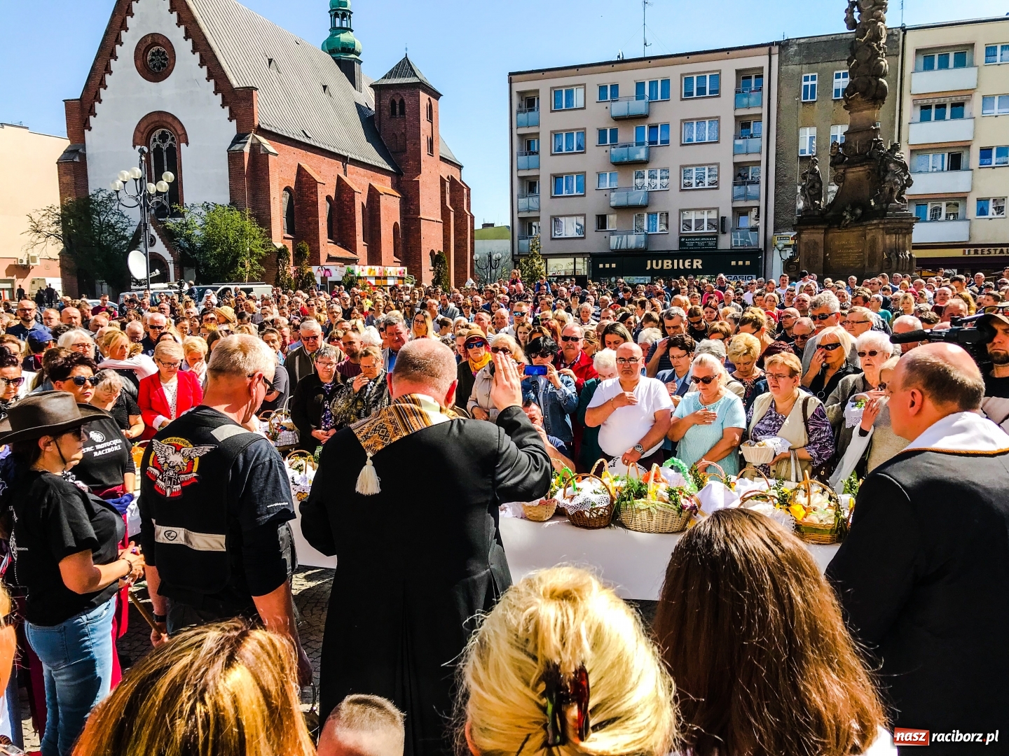 Zdjęcie w galerii na portalu naszraciborz.pl: Setki święconek na raciborskim Rynku, a do tego wielkanocny żurek [FOTO i WIDEO] wiadomości z regionu