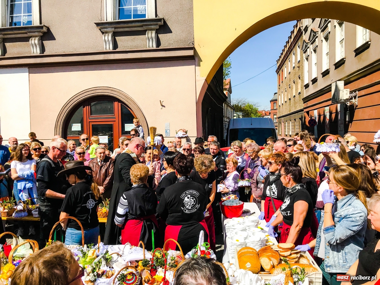 Zdjęcie w galerii na portalu naszraciborz.pl: Setki święconek na raciborskim Rynku, a do tego wielkanocny żurek [FOTO i WIDEO] wiadomości z regionu