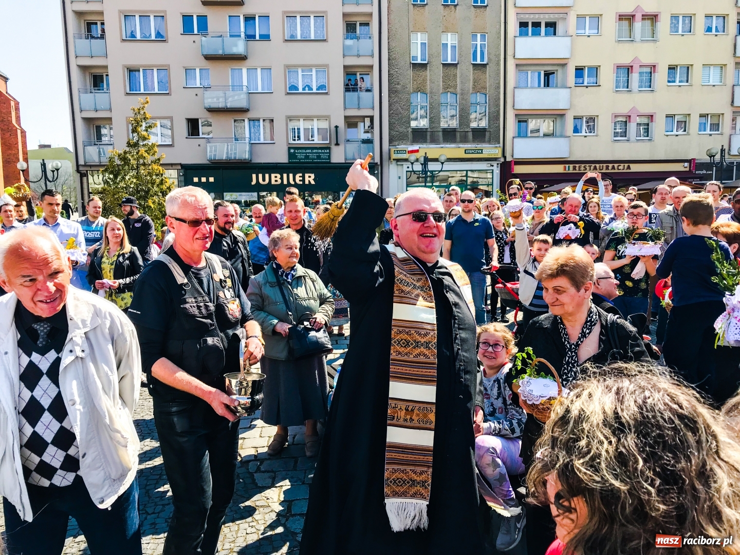 Zdjęcie w galerii na portalu naszraciborz.pl: Setki święconek na raciborskim Rynku, a do tego wielkanocny żurek [FOTO i WIDEO] wiadomości z regionu