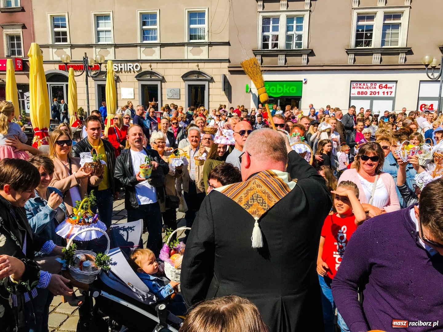 Zdjęcie w galerii na portalu naszraciborz.pl: Setki święconek na raciborskim Rynku, a do tego wielkanocny żurek [FOTO i WIDEO] wiadomości z regionu