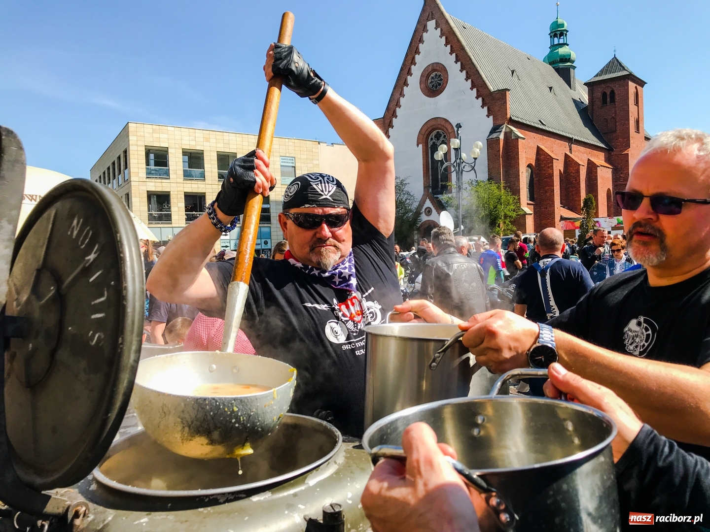 Zdjęcie w galerii na portalu naszraciborz.pl: Setki święconek na raciborskim Rynku, a do tego wielkanocny żurek [FOTO i WIDEO] wiadomości z regionu
