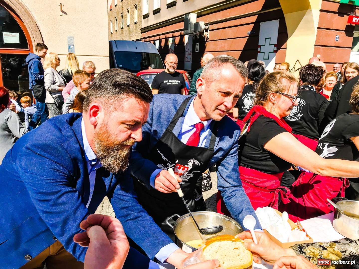 Zdjęcie w galerii na portalu naszraciborz.pl: Setki święconek na raciborskim Rynku, a do tego wielkanocny żurek [FOTO i WIDEO] wiadomości z regionu