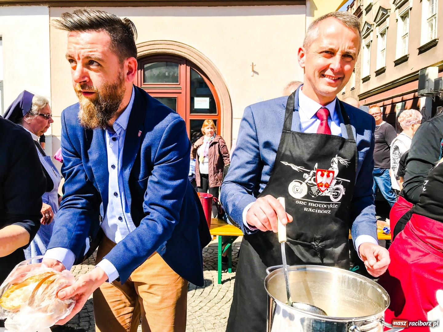 Zdjęcie w galerii na portalu naszraciborz.pl: Setki święconek na raciborskim Rynku, a do tego wielkanocny żurek [FOTO i WIDEO] wiadomości z regionu