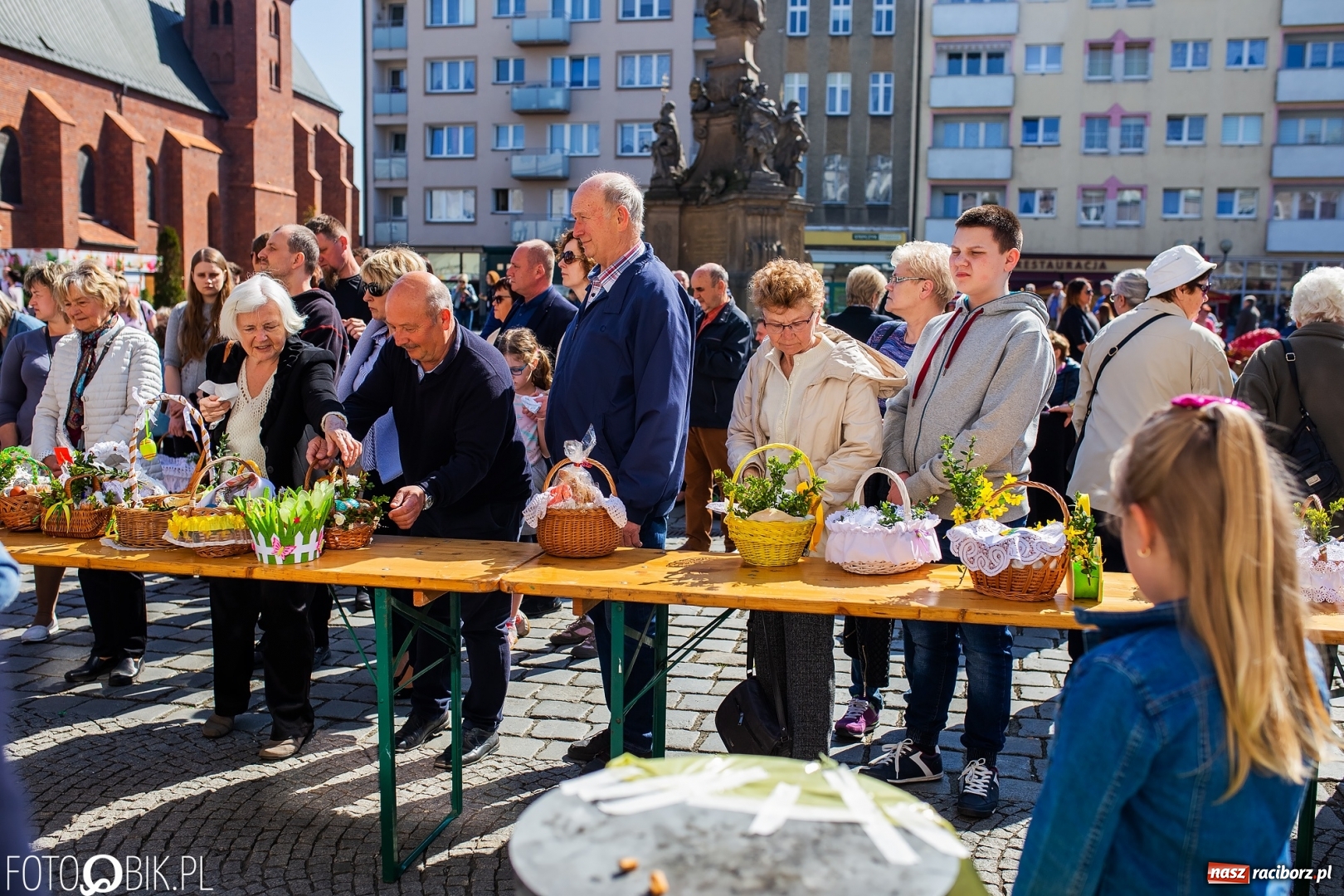 Zdjęcie w galerii na portalu naszraciborz.pl: Setki święconek na raciborskim Rynku, a do tego wielkanocny żurek [FOTO i WIDEO] wiadomości z regionu
