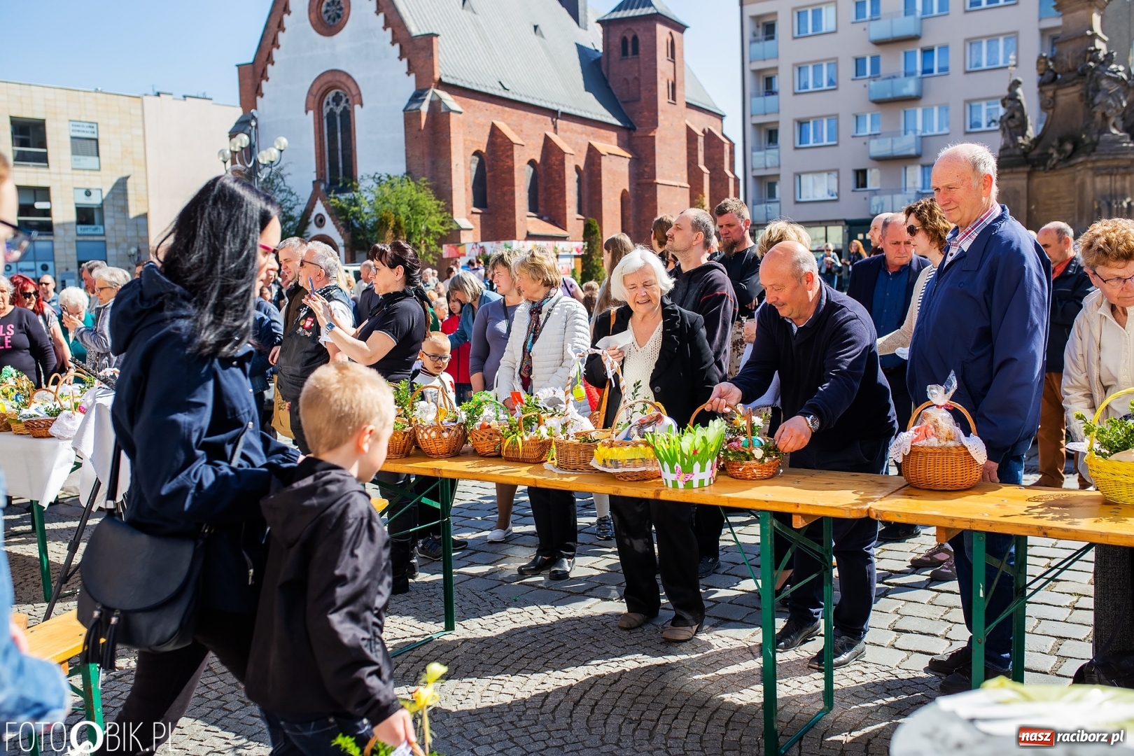 Zdjęcie w galerii na portalu naszraciborz.pl: Setki święconek na raciborskim Rynku, a do tego wielkanocny żurek [FOTO i WIDEO] wiadomości z regionu