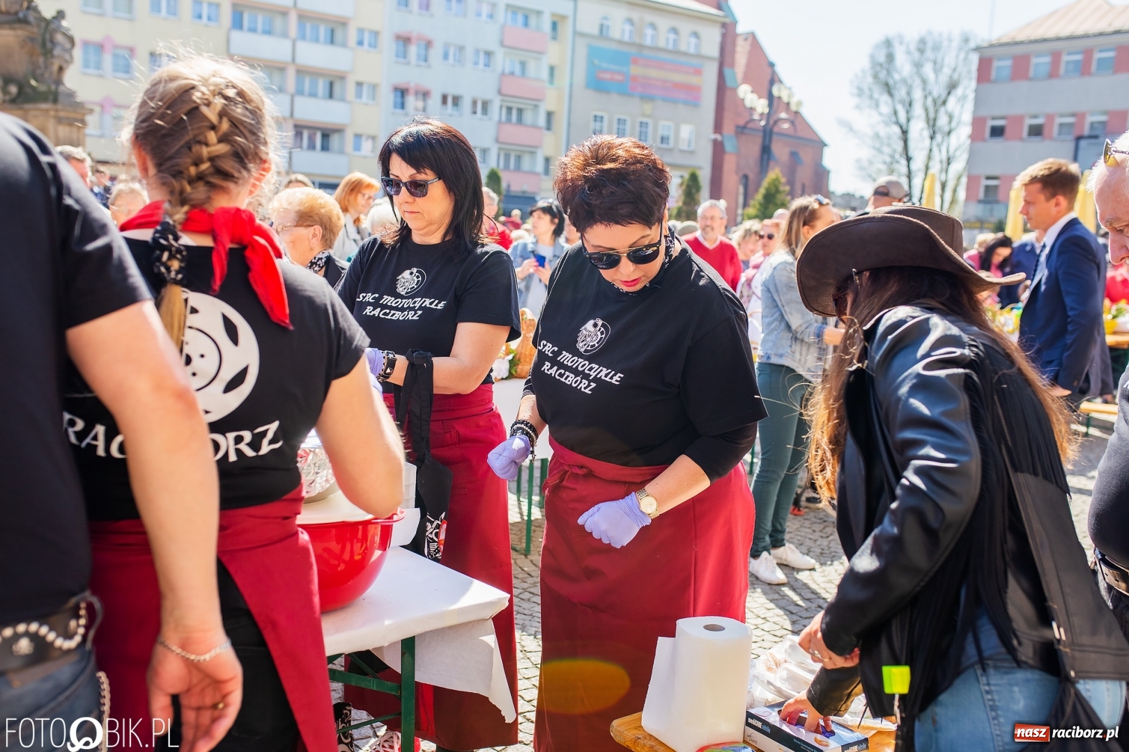 Zdjęcie w galerii na portalu naszraciborz.pl: Setki święconek na raciborskim Rynku, a do tego wielkanocny żurek [FOTO i WIDEO] wiadomości z regionu