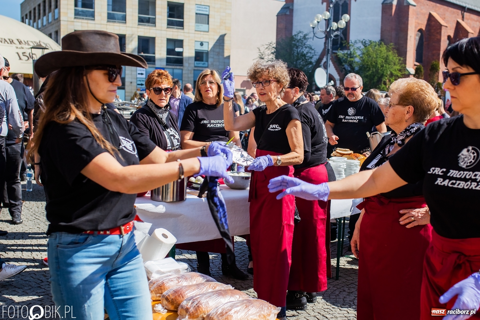 Zdjęcie w galerii na portalu naszraciborz.pl: Setki święconek na raciborskim Rynku, a do tego wielkanocny żurek [FOTO i WIDEO] wiadomości z regionu