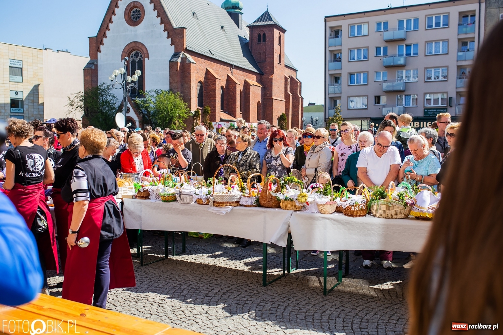 Zdjęcie w galerii na portalu naszraciborz.pl: Setki święconek na raciborskim Rynku, a do tego wielkanocny żurek [FOTO i WIDEO] wiadomości z regionu