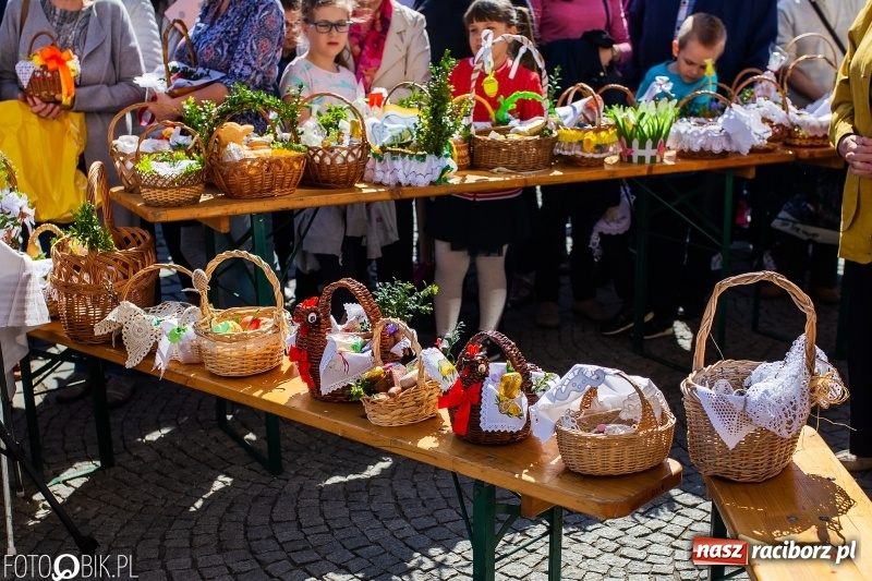 Zdjęcie w galerii na portalu naszraciborz.pl: Setki święconek na raciborskim Rynku, a do tego wielkanocny żurek [FOTO i WIDEO] wiadomości z regionu