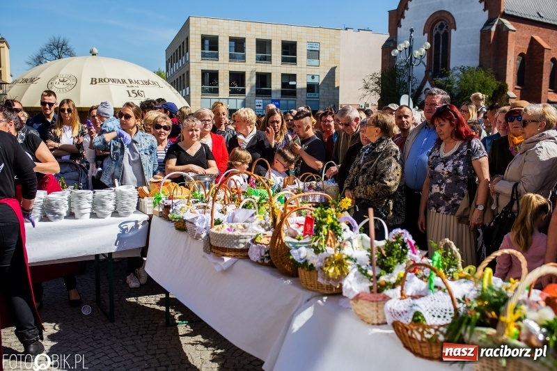 Zdjęcie w galerii na portalu naszraciborz.pl: Setki święconek na raciborskim Rynku, a do tego wielkanocny żurek [FOTO i WIDEO] wiadomości z regionu