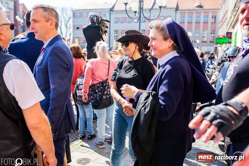 Zdjęcie w galerii na portalu naszraciborz.pl: Setki święconek na raciborskim Rynku, a do tego wielkanocny żurek [FOTO i WIDEO] wiadomości z regionu