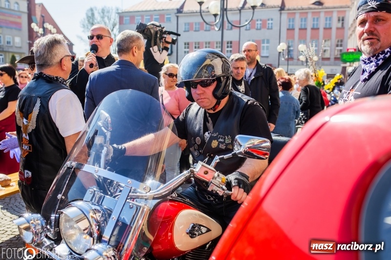 Zdjęcie w galerii na portalu naszraciborz.pl: Setki święconek na raciborskim Rynku, a do tego wielkanocny żurek [FOTO i WIDEO] wiadomości z regionu