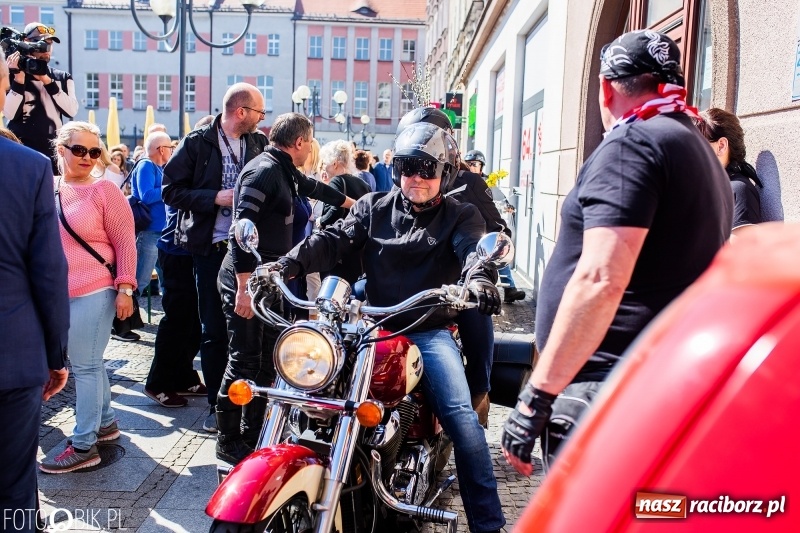 Zdjęcie w galerii na portalu naszraciborz.pl: Setki święconek na raciborskim Rynku, a do tego wielkanocny żurek [FOTO i WIDEO] wiadomości z regionu