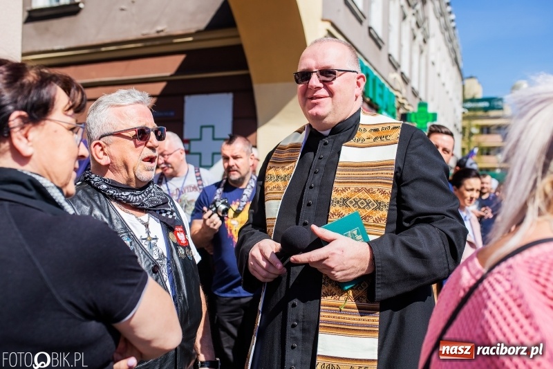 Zdjęcie w galerii na portalu naszraciborz.pl: Setki święconek na raciborskim Rynku, a do tego wielkanocny żurek [FOTO i WIDEO] wiadomości z regionu