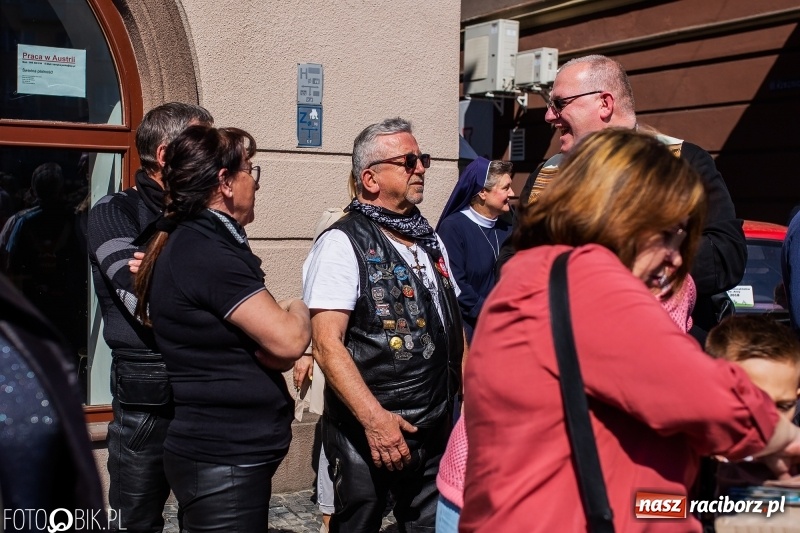 Zdjęcie w galerii na portalu naszraciborz.pl: Setki święconek na raciborskim Rynku, a do tego wielkanocny żurek [FOTO i WIDEO] wiadomości z regionu