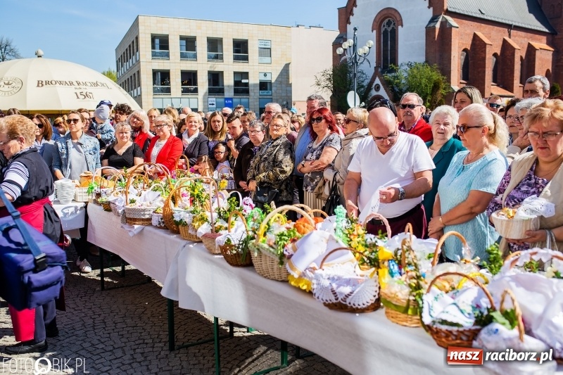 Zdjęcie w galerii na portalu naszraciborz.pl: Setki święconek na raciborskim Rynku, a do tego wielkanocny żurek [FOTO i WIDEO] wiadomości z regionu