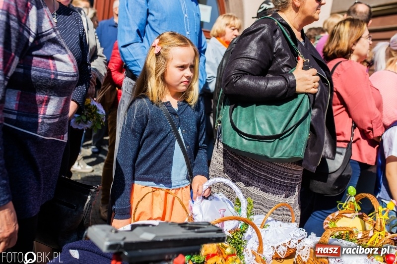 Zdjęcie w galerii na portalu naszraciborz.pl: Setki święconek na raciborskim Rynku, a do tego wielkanocny żurek [FOTO i WIDEO] wiadomości z regionu