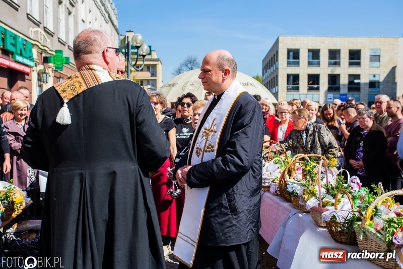 Zdjęcie w galerii na portalu naszraciborz.pl: Setki święconek na raciborskim Rynku, a do tego wielkanocny żurek [FOTO i WIDEO] wiadomości z regionu