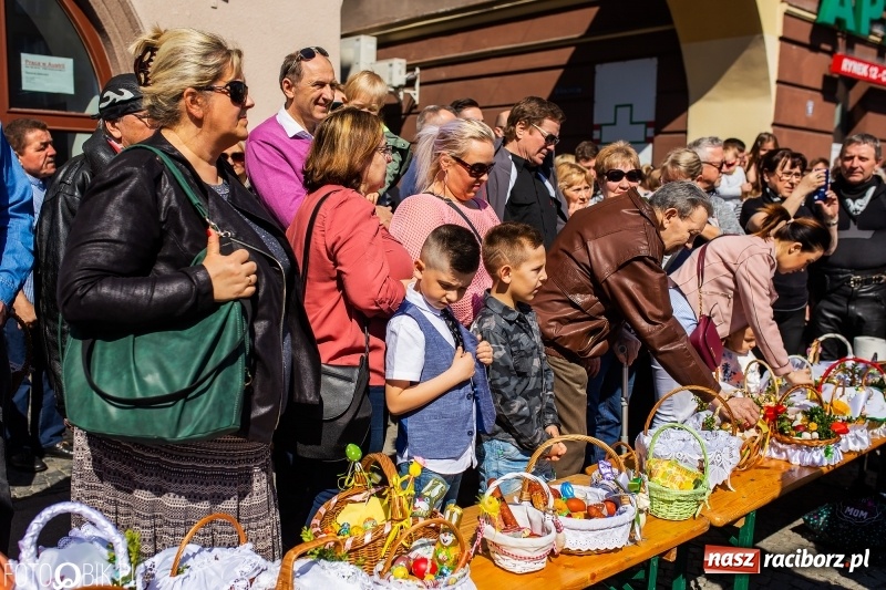 Zdjęcie w galerii na portalu naszraciborz.pl: Setki święconek na raciborskim Rynku, a do tego wielkanocny żurek [FOTO i WIDEO] wiadomości z regionu