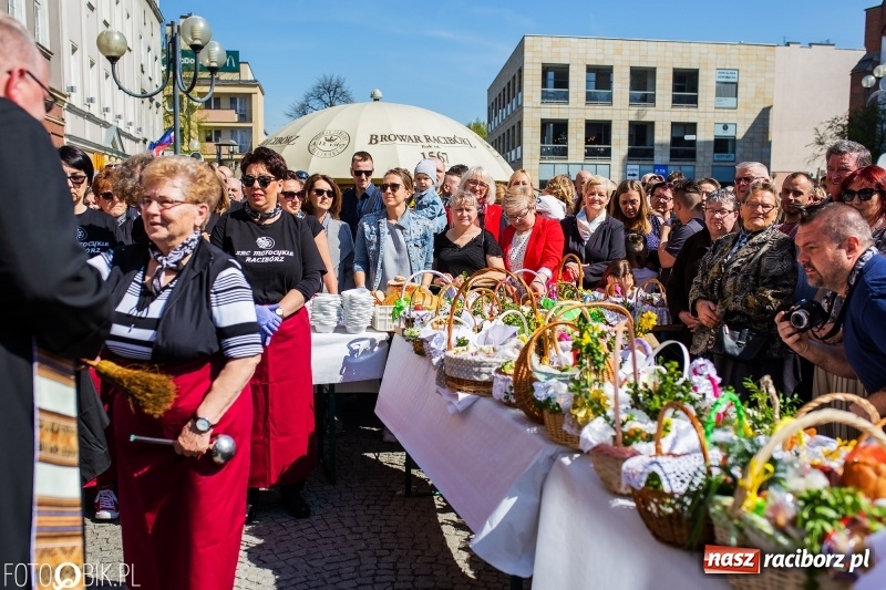 Zdjęcie w galerii na portalu naszraciborz.pl: Setki święconek na raciborskim Rynku, a do tego wielkanocny żurek [FOTO i WIDEO] wiadomości z regionu