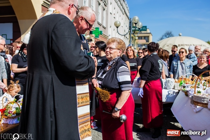 Zdjęcie w galerii na portalu naszraciborz.pl: Setki święconek na raciborskim Rynku, a do tego wielkanocny żurek [FOTO i WIDEO] wiadomości z regionu