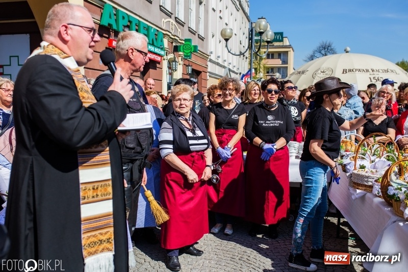 Zdjęcie w galerii na portalu naszraciborz.pl: Setki święconek na raciborskim Rynku, a do tego wielkanocny żurek [FOTO i WIDEO] wiadomości z regionu