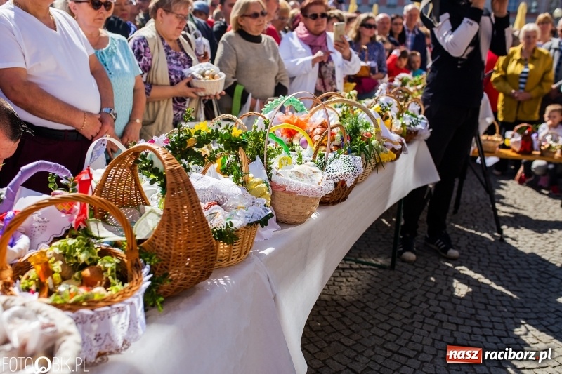 Zdjęcie w galerii na portalu naszraciborz.pl: Setki święconek na raciborskim Rynku, a do tego wielkanocny żurek [FOTO i WIDEO] wiadomości z regionu