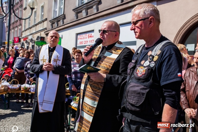 Zdjęcie w galerii na portalu naszraciborz.pl: Setki święconek na raciborskim Rynku, a do tego wielkanocny żurek [FOTO i WIDEO] wiadomości z regionu