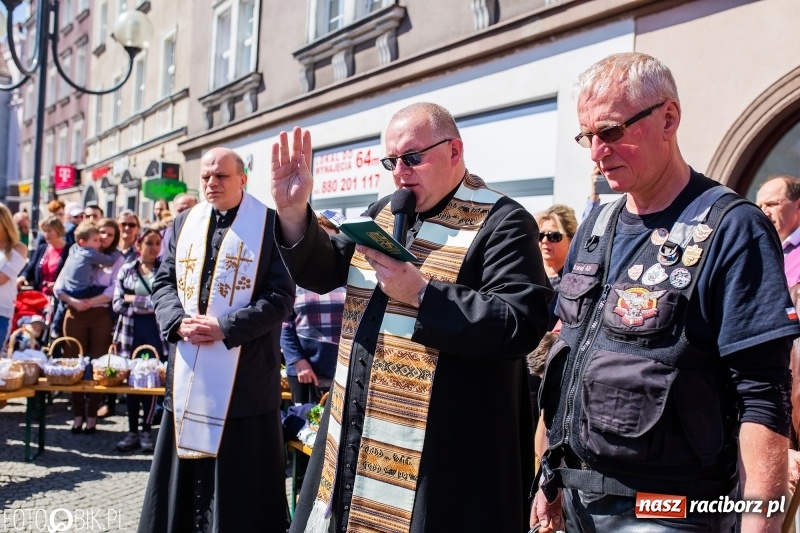 Zdjęcie w galerii na portalu naszraciborz.pl: Setki święconek na raciborskim Rynku, a do tego wielkanocny żurek [FOTO i WIDEO] wiadomości z regionu