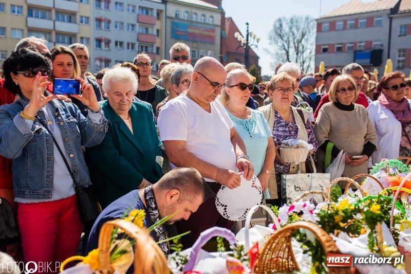 Zdjęcie w galerii na portalu naszraciborz.pl: Setki święconek na raciborskim Rynku, a do tego wielkanocny żurek [FOTO i WIDEO] wiadomości z regionu
