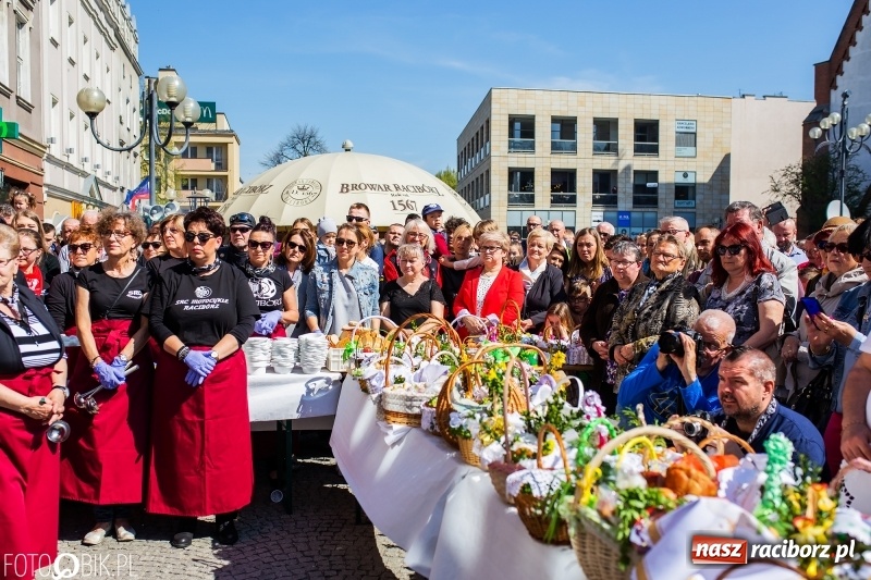 Zdjęcie w galerii na portalu naszraciborz.pl: Setki święconek na raciborskim Rynku, a do tego wielkanocny żurek [FOTO i WIDEO] wiadomości z regionu