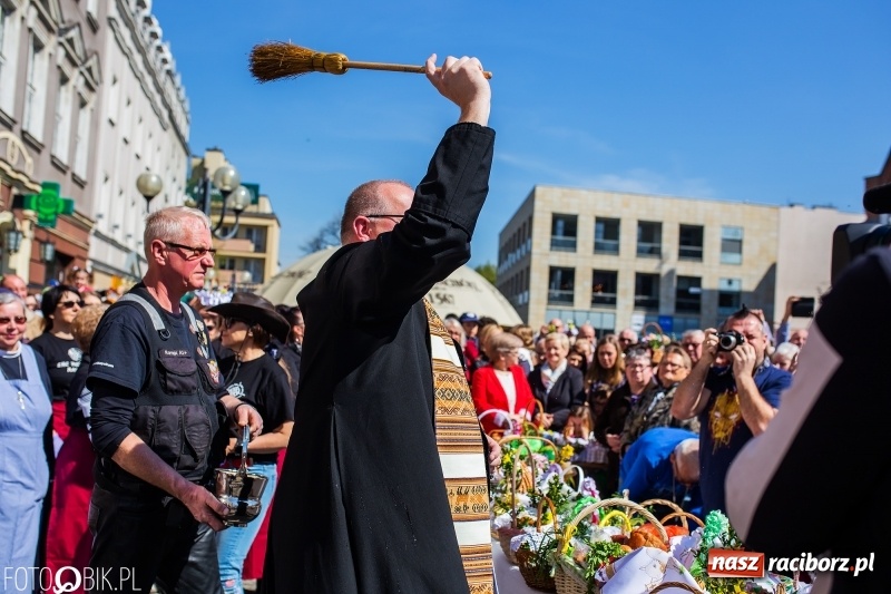 Zdjęcie w galerii na portalu naszraciborz.pl: Setki święconek na raciborskim Rynku, a do tego wielkanocny żurek [FOTO i WIDEO] wiadomości z regionu