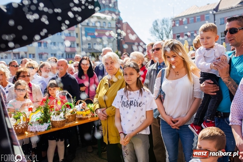 Zdjęcie w galerii na portalu naszraciborz.pl: Setki święconek na raciborskim Rynku, a do tego wielkanocny żurek [FOTO i WIDEO] wiadomości z regionu