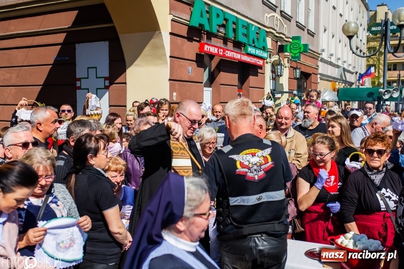 Zdjęcie w galerii na portalu naszraciborz.pl: Setki święconek na raciborskim Rynku, a do tego wielkanocny żurek [FOTO i WIDEO] wiadomości z regionu