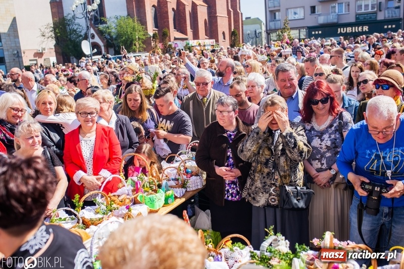 Zdjęcie w galerii na portalu naszraciborz.pl: Setki święconek na raciborskim Rynku, a do tego wielkanocny żurek [FOTO i WIDEO] wiadomości z regionu
