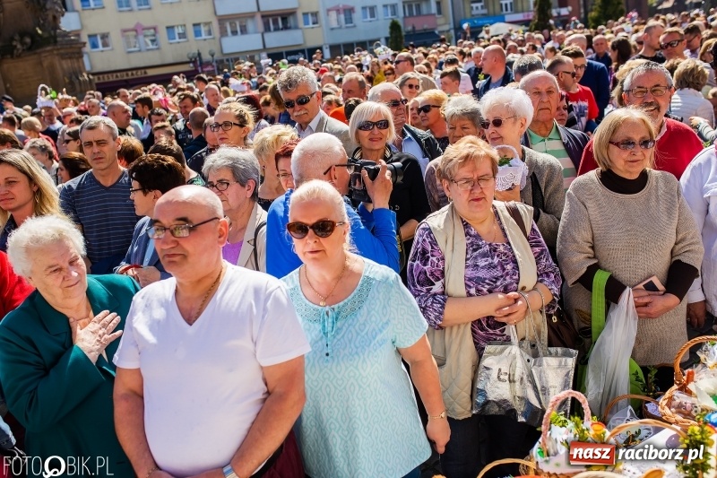 Zdjęcie w galerii na portalu naszraciborz.pl: Setki święconek na raciborskim Rynku, a do tego wielkanocny żurek [FOTO i WIDEO] wiadomości z regionu