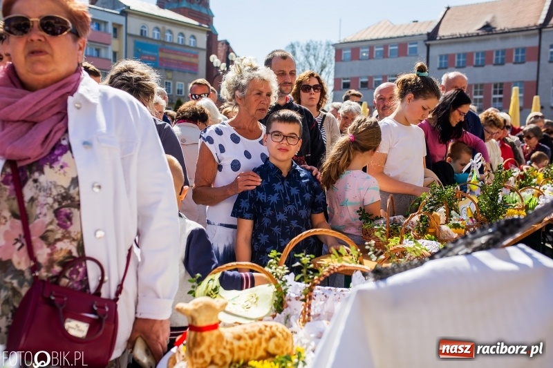 Zdjęcie w galerii na portalu naszraciborz.pl: Setki święconek na raciborskim Rynku, a do tego wielkanocny żurek [FOTO i WIDEO] wiadomości z regionu