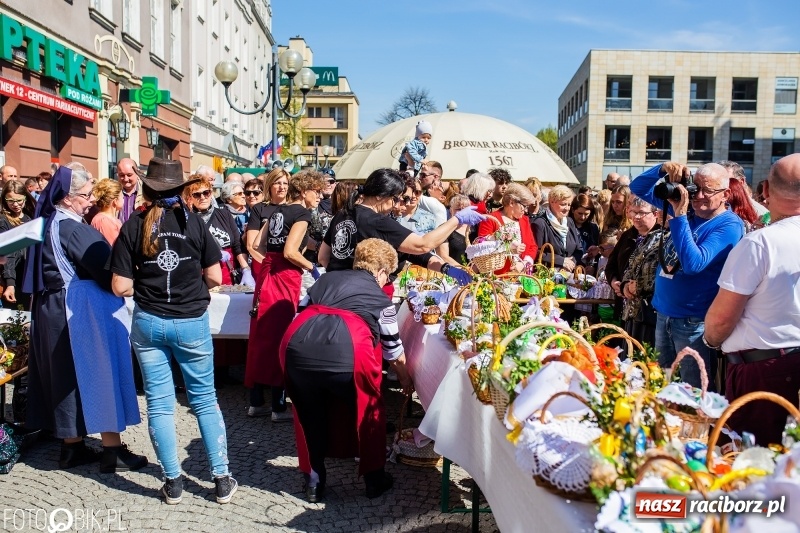 Zdjęcie w galerii na portalu naszraciborz.pl: Setki święconek na raciborskim Rynku, a do tego wielkanocny żurek [FOTO i WIDEO] wiadomości z regionu