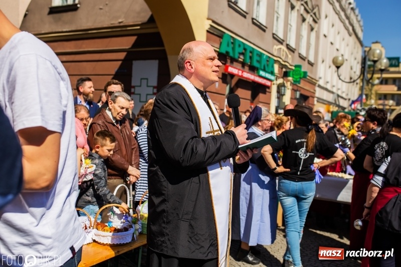 Zdjęcie w galerii na portalu naszraciborz.pl: Setki święconek na raciborskim Rynku, a do tego wielkanocny żurek [FOTO i WIDEO] wiadomości z regionu