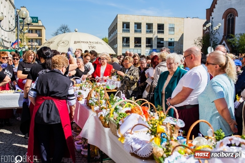 Zdjęcie w galerii na portalu naszraciborz.pl: Setki święconek na raciborskim Rynku, a do tego wielkanocny żurek [FOTO i WIDEO] wiadomości z regionu