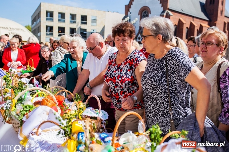 Zdjęcie w galerii na portalu naszraciborz.pl: Setki święconek na raciborskim Rynku, a do tego wielkanocny żurek [FOTO i WIDEO] wiadomości z regionu