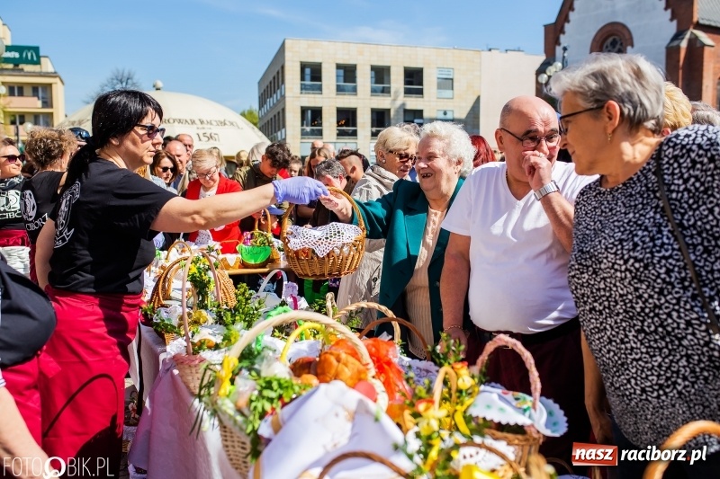 Zdjęcie w galerii na portalu naszraciborz.pl: Setki święconek na raciborskim Rynku, a do tego wielkanocny żurek [FOTO i WIDEO] wiadomości z regionu