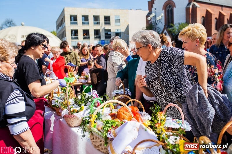 Zdjęcie w galerii na portalu naszraciborz.pl: Setki święconek na raciborskim Rynku, a do tego wielkanocny żurek [FOTO i WIDEO] wiadomości z regionu