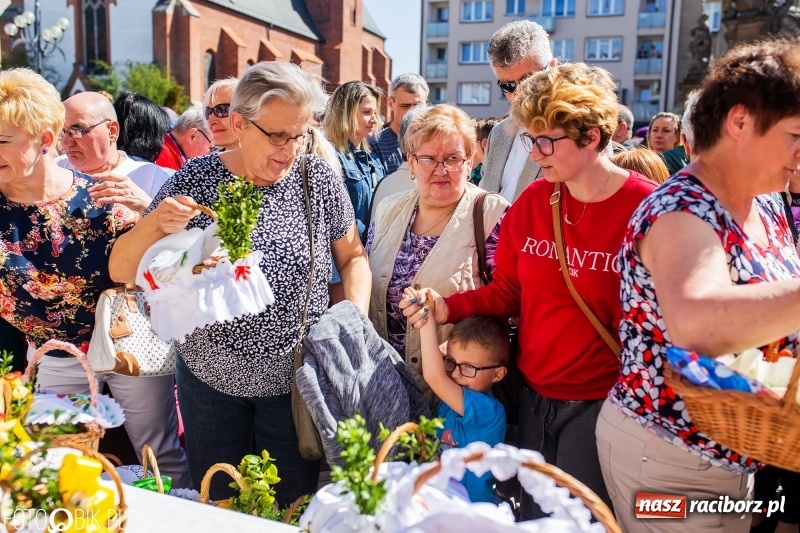 Zdjęcie w galerii na portalu naszraciborz.pl: Setki święconek na raciborskim Rynku, a do tego wielkanocny żurek [FOTO i WIDEO] wiadomości z regionu