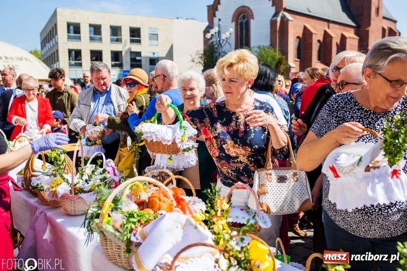 Zdjęcie w galerii na portalu naszraciborz.pl: Setki święconek na raciborskim Rynku, a do tego wielkanocny żurek [FOTO i WIDEO] wiadomości z regionu
