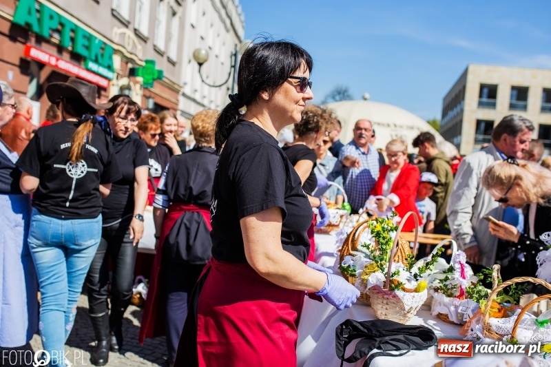 Zdjęcie w galerii na portalu naszraciborz.pl: Setki święconek na raciborskim Rynku, a do tego wielkanocny żurek [FOTO i WIDEO] wiadomości z regionu