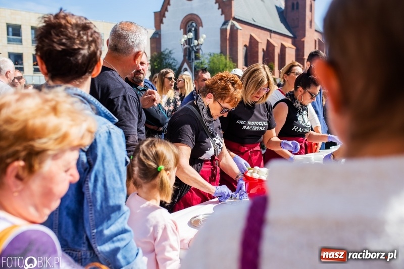 Zdjęcie w galerii na portalu naszraciborz.pl: Setki święconek na raciborskim Rynku, a do tego wielkanocny żurek [FOTO i WIDEO] wiadomości z regionu