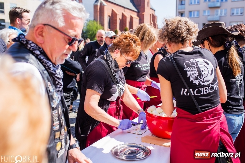 Zdjęcie w galerii na portalu naszraciborz.pl: Setki święconek na raciborskim Rynku, a do tego wielkanocny żurek [FOTO i WIDEO] wiadomości z regionu