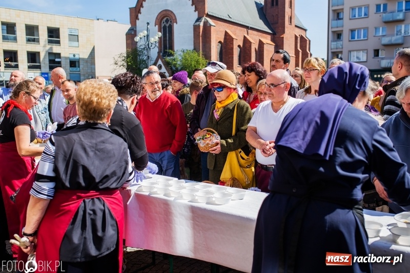 Zdjęcie w galerii na portalu naszraciborz.pl: Setki święconek na raciborskim Rynku, a do tego wielkanocny żurek [FOTO i WIDEO] wiadomości z regionu