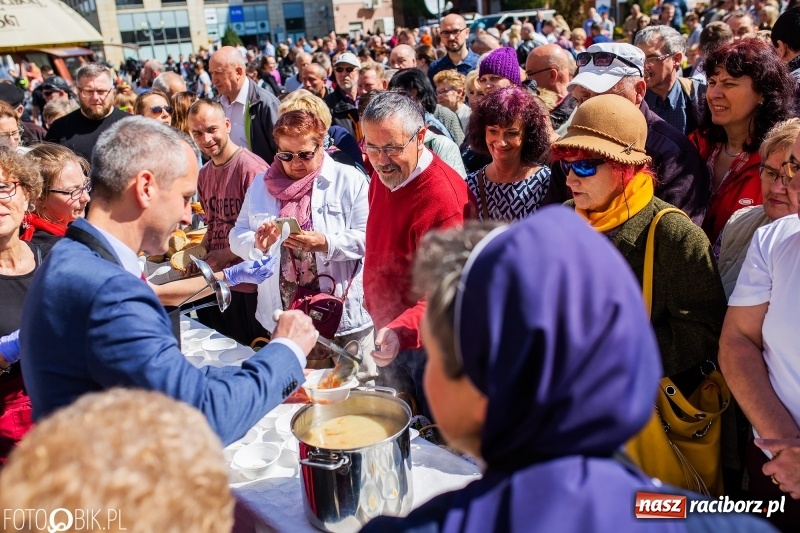 Zdjęcie w galerii na portalu naszraciborz.pl: Setki święconek na raciborskim Rynku, a do tego wielkanocny żurek [FOTO i WIDEO] wiadomości z regionu